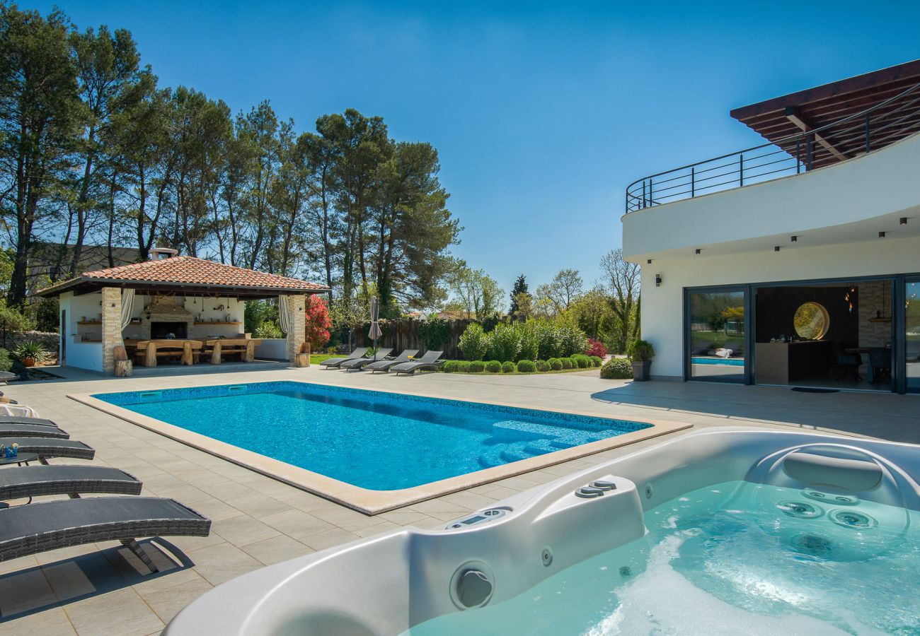 Villa in Juršici - Villa LaDominika for 14 people with wellness, tennis court, 50 m2 heated pool in Central Istria