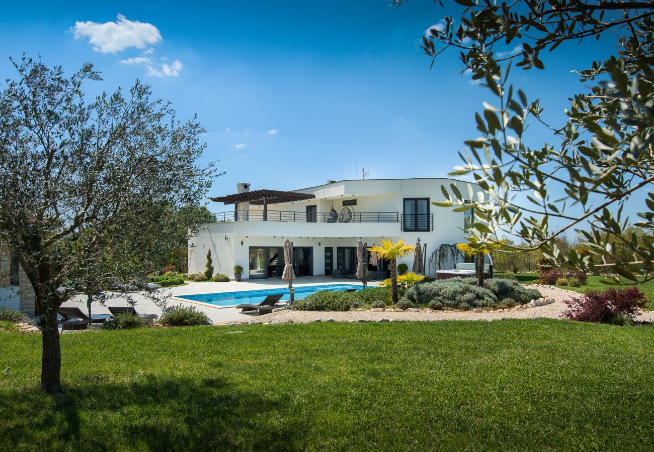 Villa in Juršici - Villa LaDominika for 14 people with wellness, tennis court, 50 m2 heated pool in Central Istria