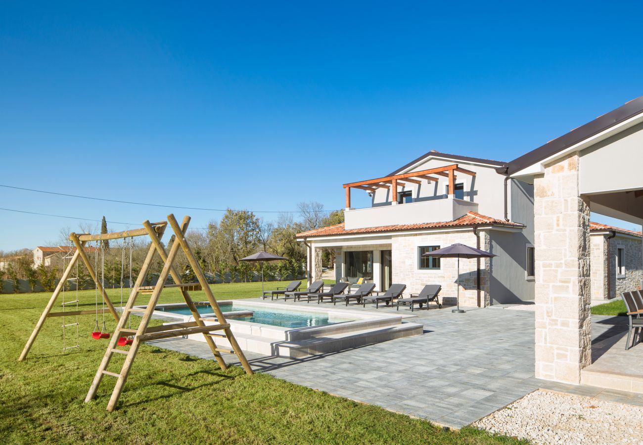 Villa in Divšici - Villa Korat for 8 people in Central Istria with 49 m2 pool, sauna & children playground