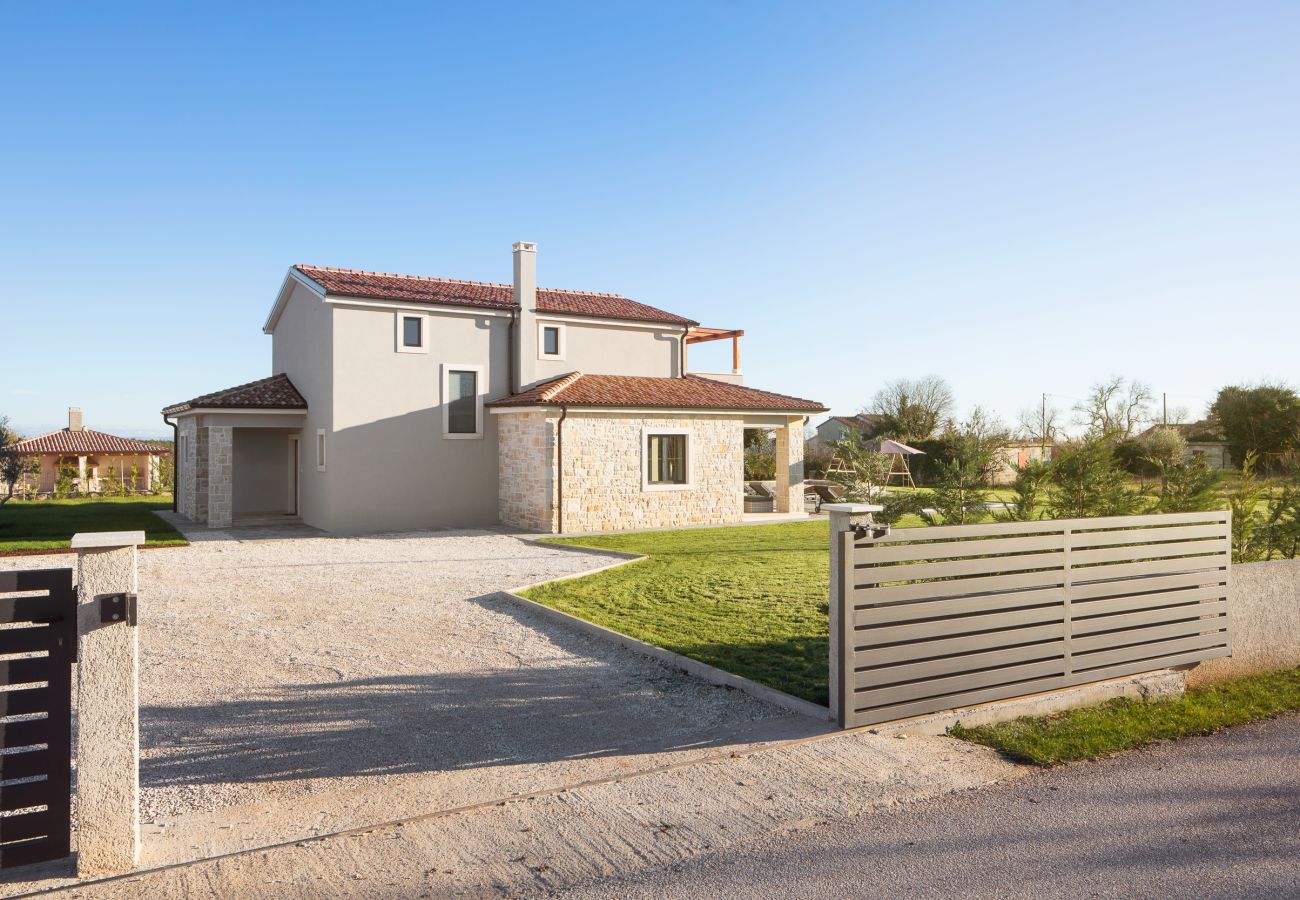 Villa in Divšici - Villa Korat for 8 people in Central Istria with 49 m2 pool, sauna & children playground