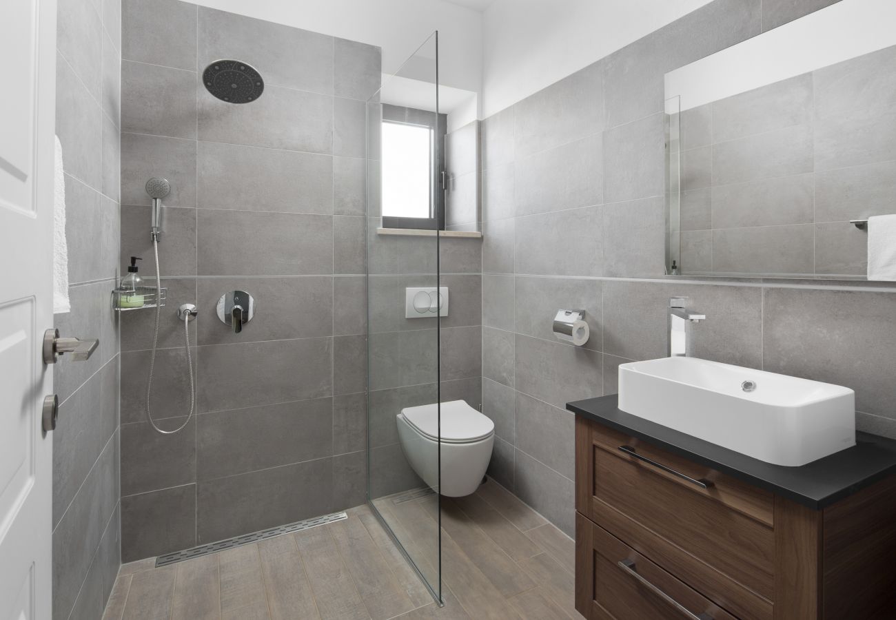 Villa in Divšici - Villa Korat for 8 people in Central Istria with 49 m2 pool, sauna & children playground