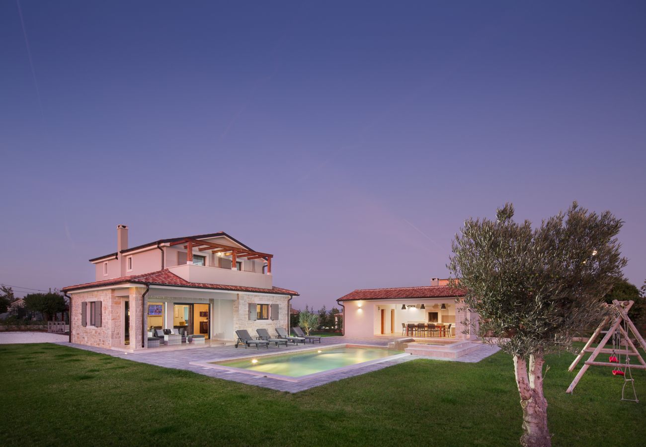 Villa in Divšici - Villa Korat for 8 people in Central Istria with 49 m2 pool, sauna & children playground