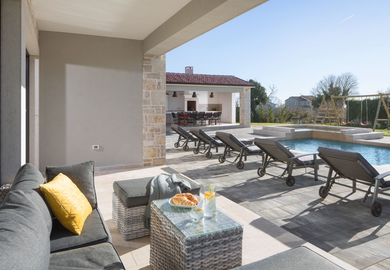 Villa in Divšici - Villa Korat for 8 people in Central Istria with 49 m2 pool, sauna & children playground