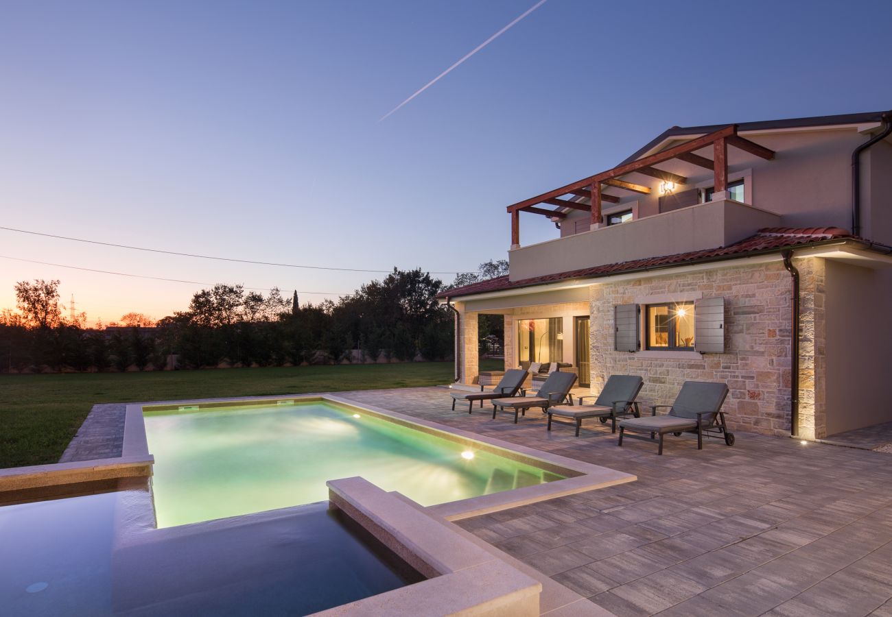 Villa in Divšici - Villa Korat for 8 people in Central Istria with 49 m2 pool, sauna & children playground