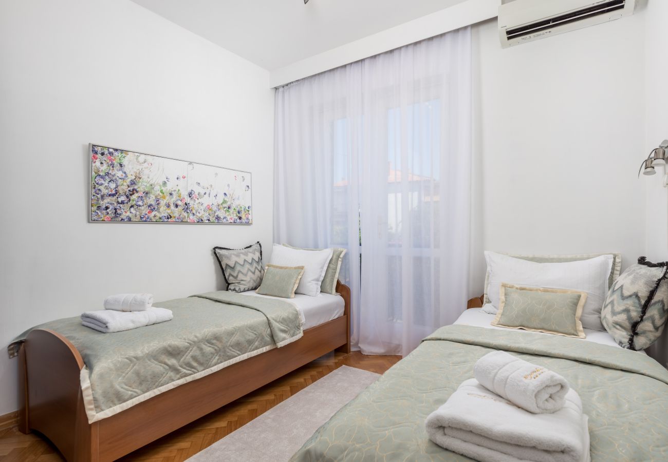 Villa in Umag - Villa Magnolia in Umag for 10 persons - beachfront - with sea view, jacuzzi and fitness area
