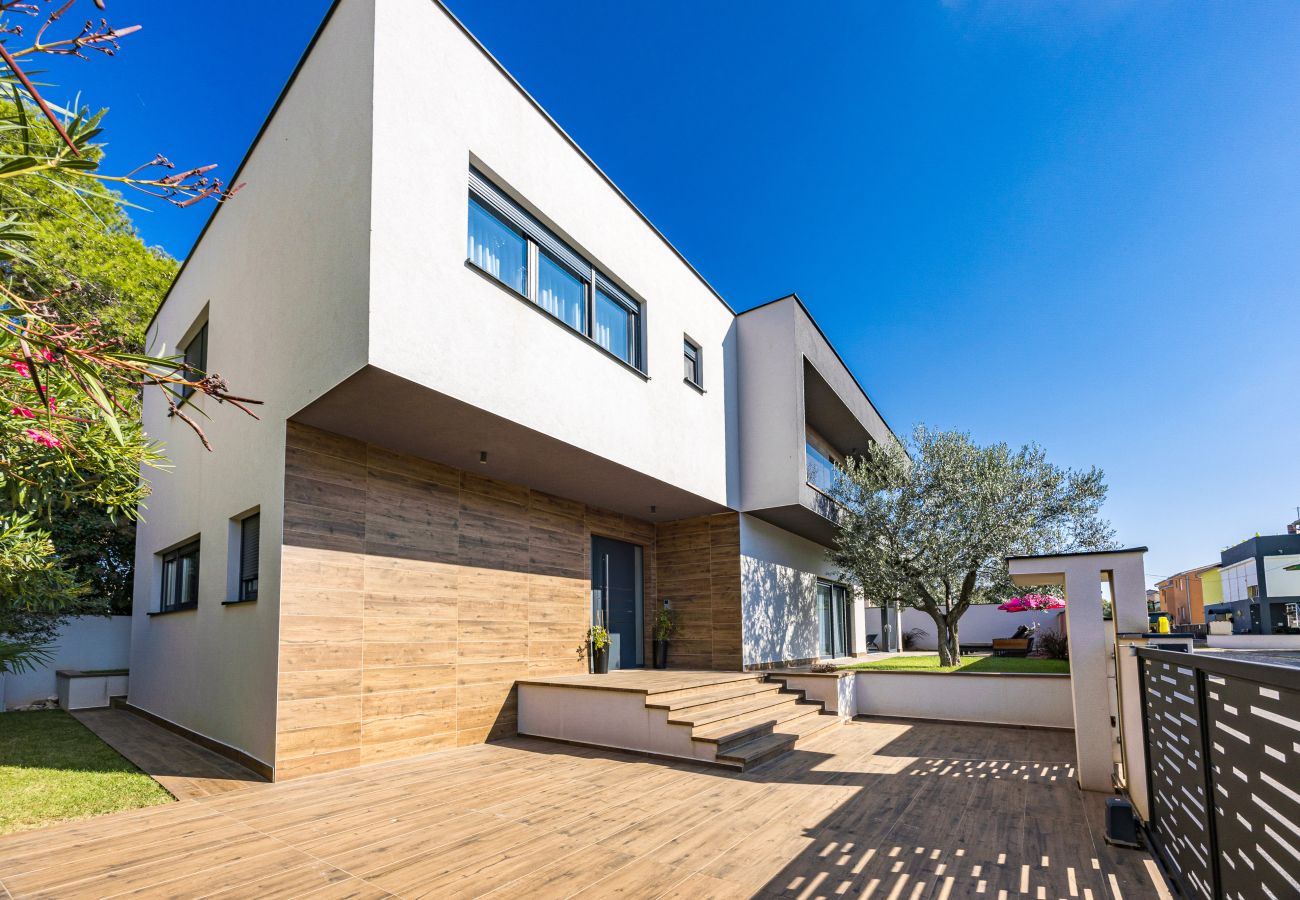 Villa in Fažana - Villa Palatium III in Fažana for 8 people only 200 meters from the sea with sauna & indoor-outside heated pool