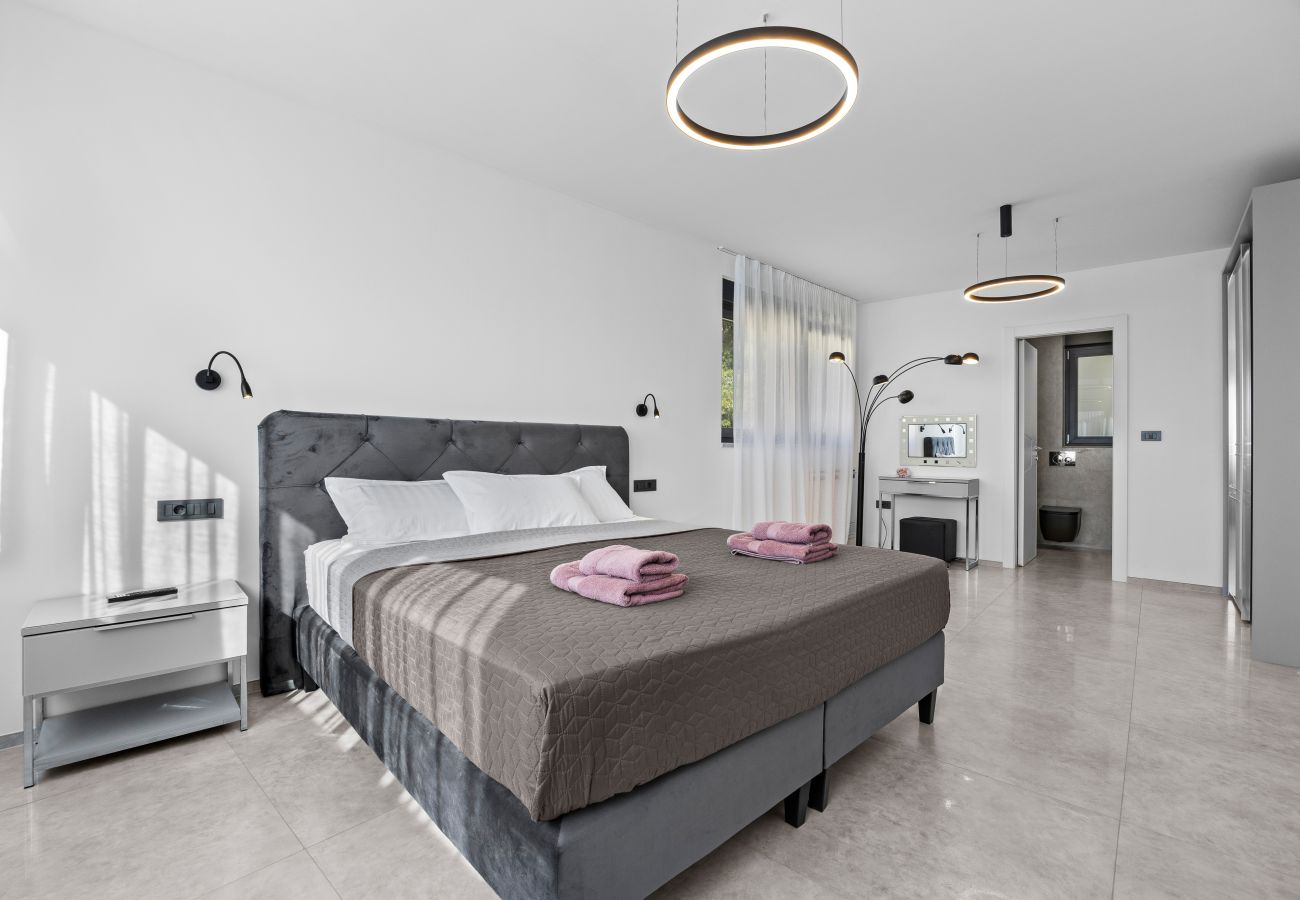 Villa in Fažana - Villa Palatium III in Fažana for 8 people only 200 meters from the sea with sauna & indoor-outside heated pool