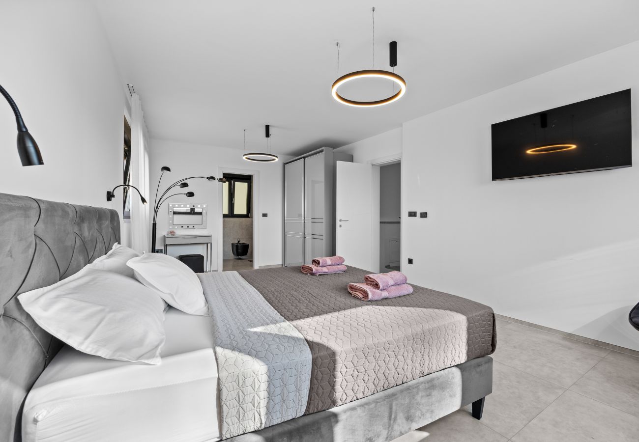 Villa in Fažana - Villa Palatium III in Fažana for 8 people only 200 meters from the sea with sauna & indoor-outside heated pool