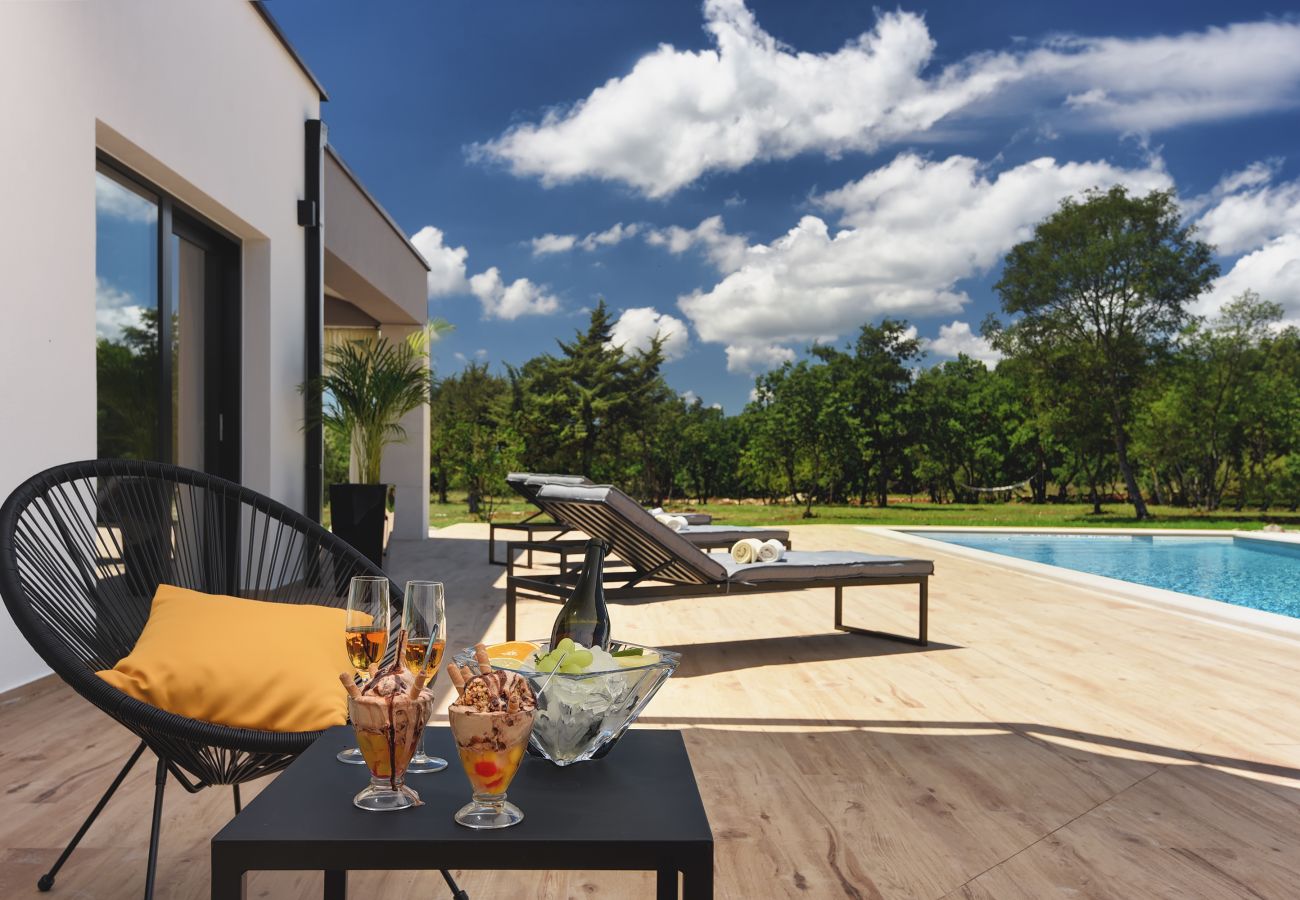 Villa in Hrboki - Villa Radola Residence only 3 km from beach for 6 people with private pool & large garden