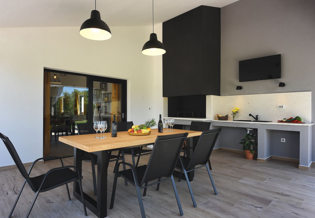 Villa in Hrboki - Villa Radola Residence only 3 km from beach for 6 people with private pool & large garden