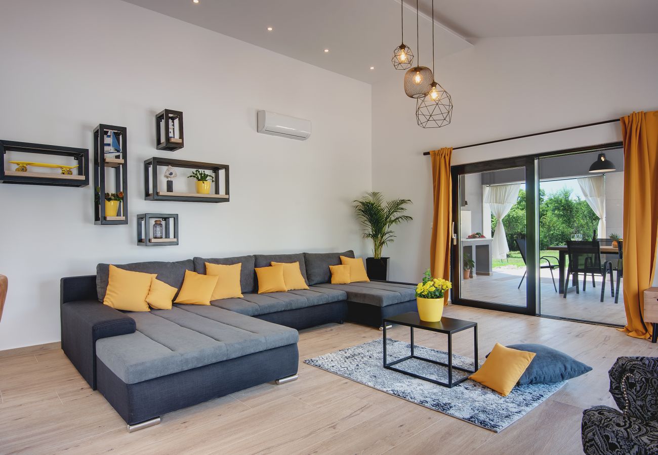 Villa in Hrboki - Villa Radola Residence only 3 km from beach for 6 people with private pool & large garden
