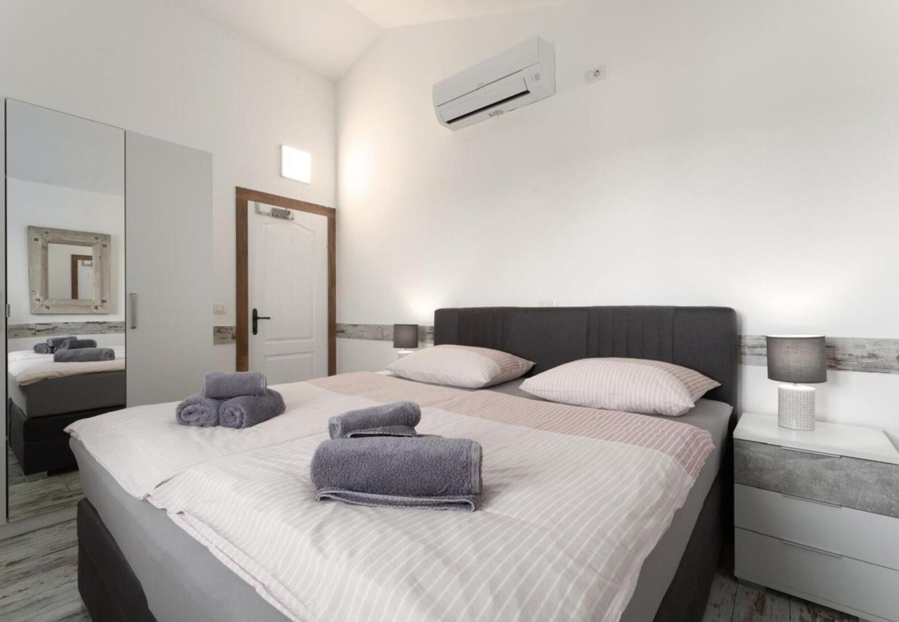 Villa in Kontešici - Villa Emely for 8 people near Poreč with heated pool & jacuzzi