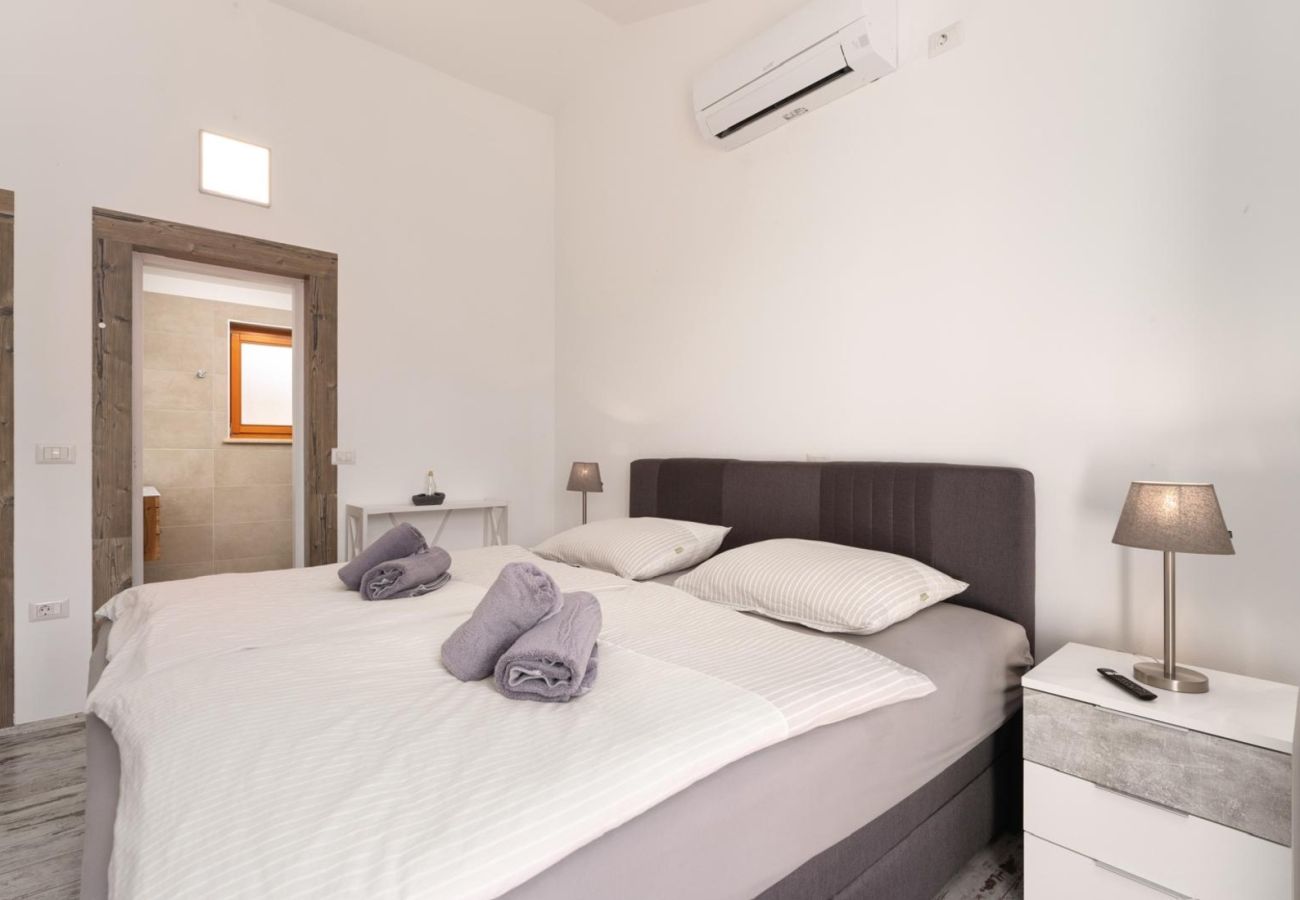 Villa in Kontešici - Villa Emely for 8 people near Poreč with heated pool & jacuzzi