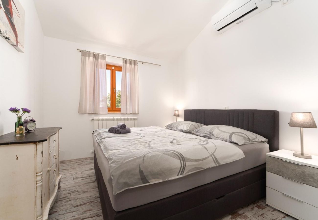 Villa in Kontešici - Villa Emely for 8 people near Poreč with heated pool & jacuzzi
