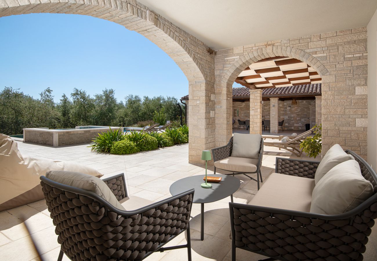 Villa in Šišan - Casa Ginetto for 8 people near Pula with infinity 45 m2 and extra kids pool & large garden