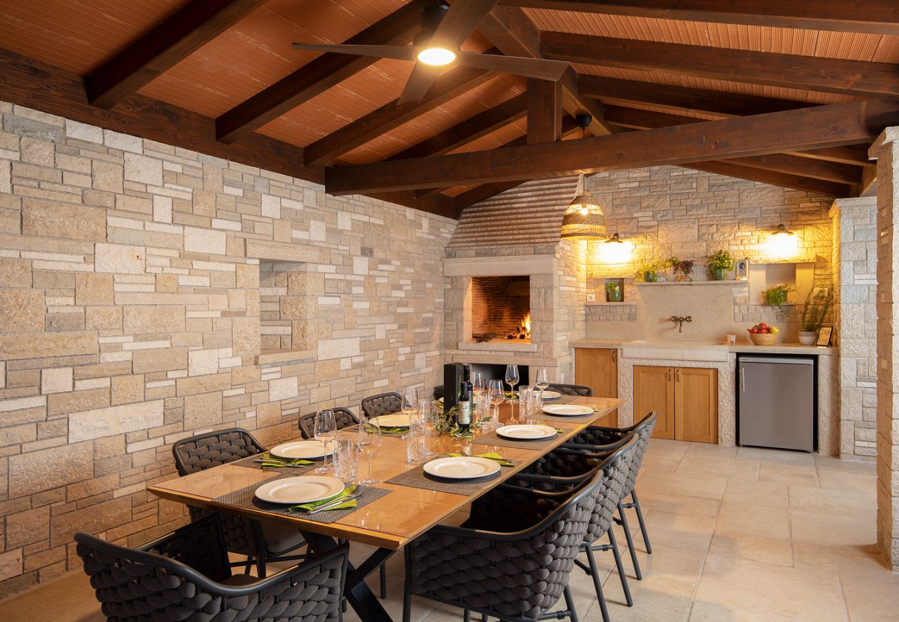 Villa in Šišan - Casa Ginetto for 8 people near Pula with infinity 45 m2 and extra kids pool & large garden