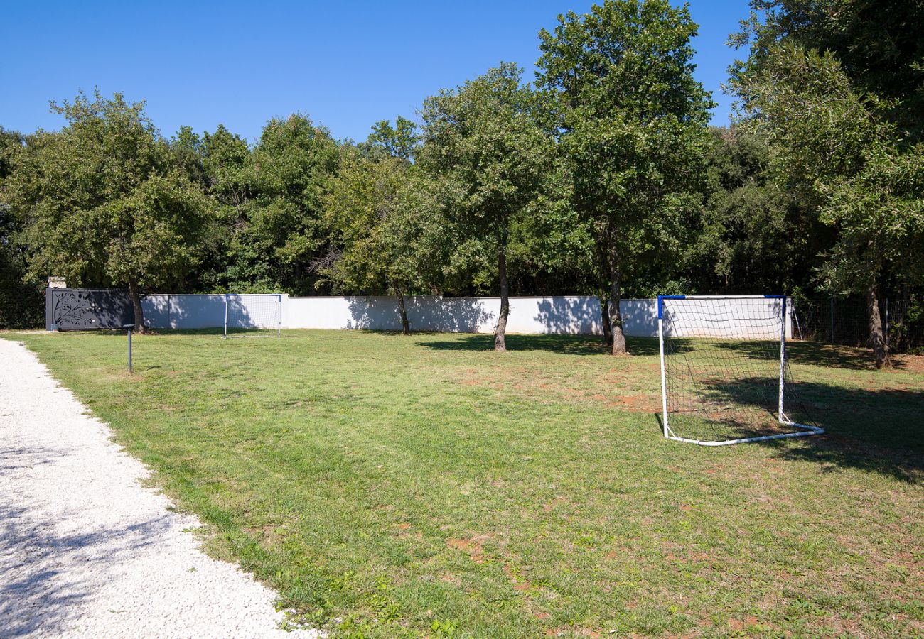 Villa in Šišan - Casa Ginetto for 8 people near Pula with infinity 45 m2 and extra kids pool & large garden