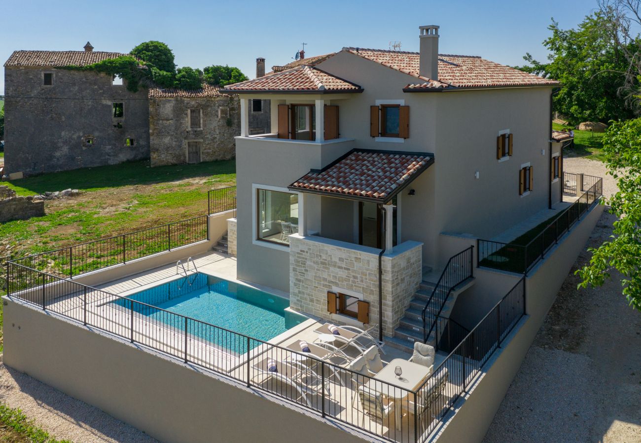 Villa in Krasica - Villa Skraline for 6 people near Umag with salt-water private pool & sea view