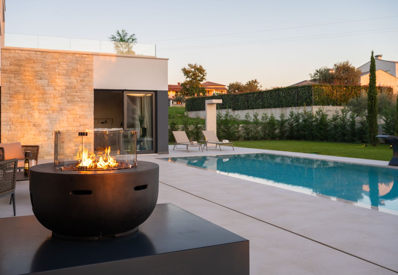 Villa in Anžici - Villa Asmoa for 8 people near Poreč with 45 m2 heated pool, wellness & sea view