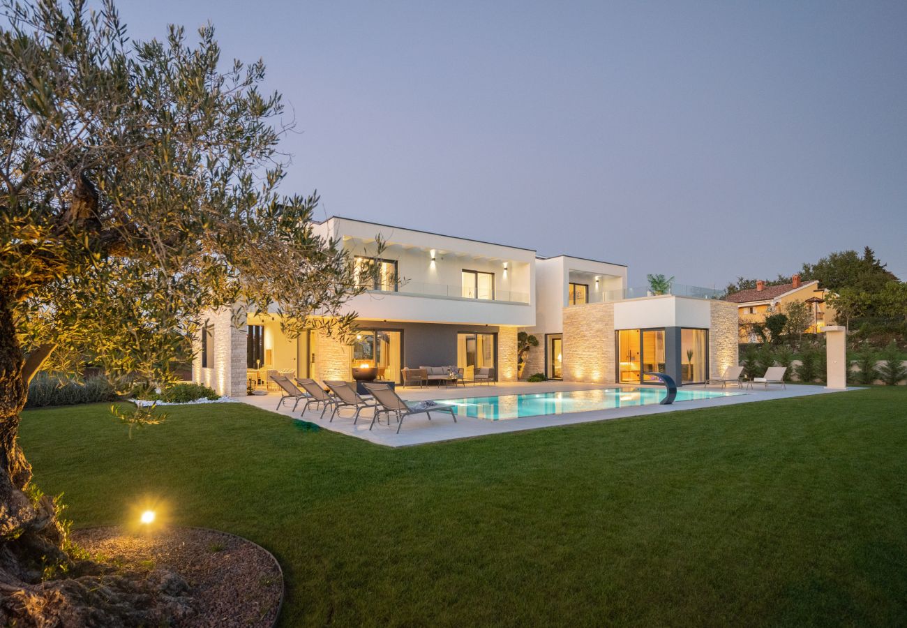 Villa in Anžici - Villa Asmoa for 8 people near Poreč with 45 m2 heated pool, wellness & sea view