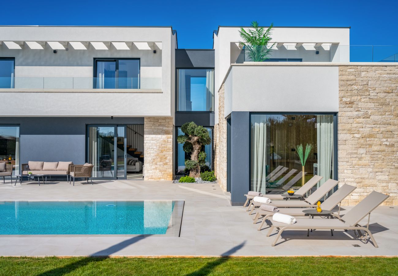 Villa in Anžici - Villa Asmoa for 8 people near Poreč with 45 m2 heated pool, wellness & sea view