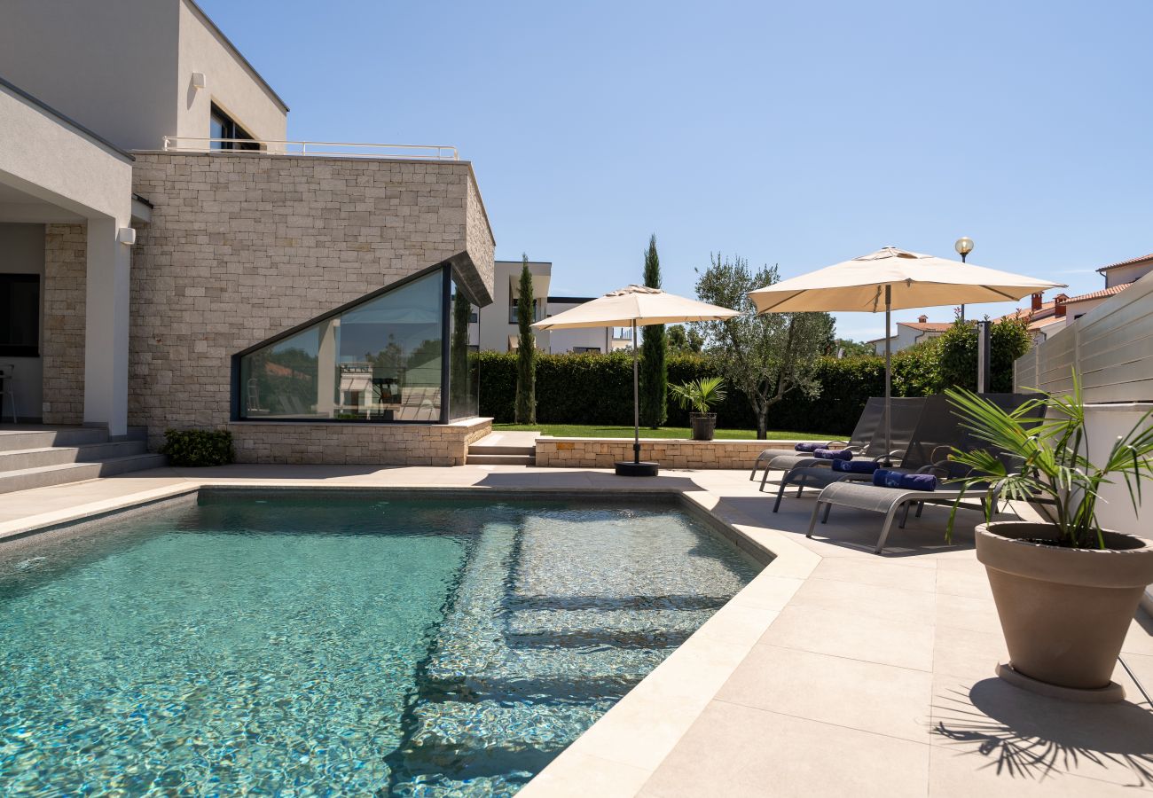 Villa in Varvari - Villa Anni for 10 people in Porec with heated pool, sea view & kids room and playground