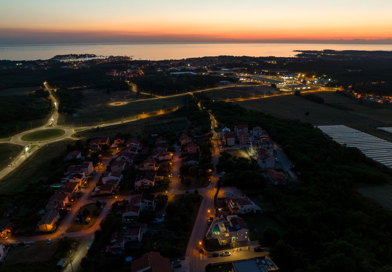 Villa in Varvari - Villa Anni for 10 people in Porec with heated pool, sea view & kids room and playground