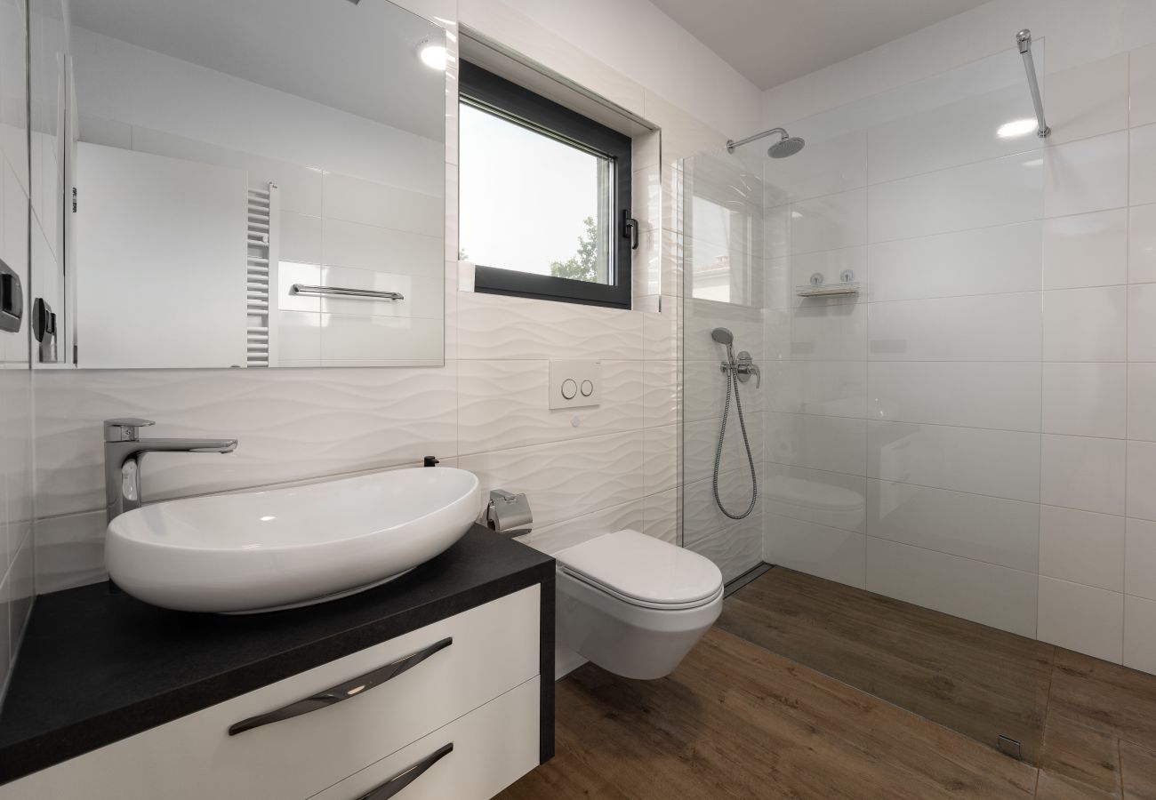 Villa in Varvari - Villa Anni for 10 people in Porec with heated pool, sea view & kids room and playground