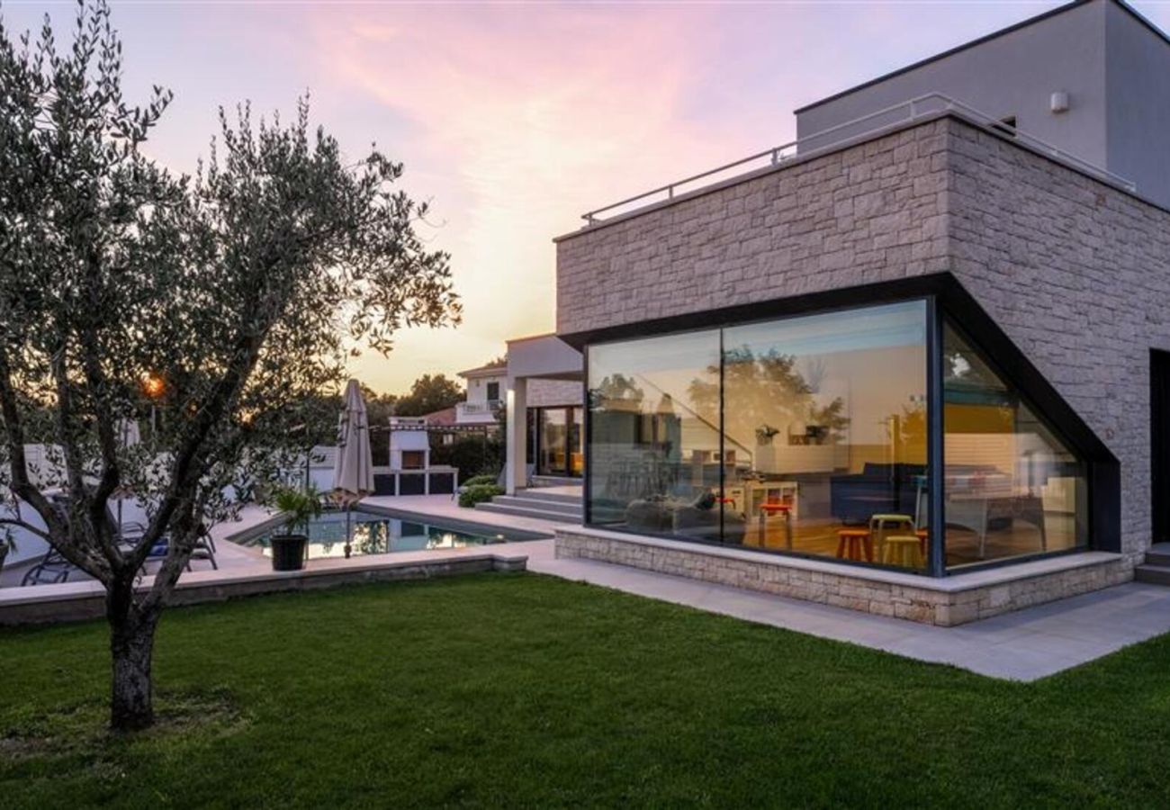 Villa in Varvari - Villa Anni for 10 people in Porec with heated pool, sea view & kids room and playground