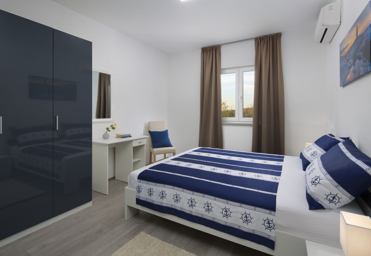 Villa in Viškovici - Villa Bella Vista for 8 people with sea view, heated pool & wellness - only 1,5 km from beach