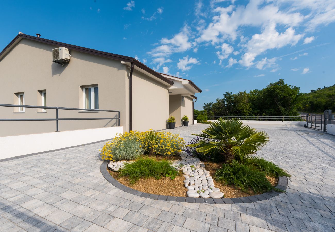 Villa in Viškovici - Villa Bella Vista for 8 people with sea view, heated pool & wellness - only 1,5 km from beach