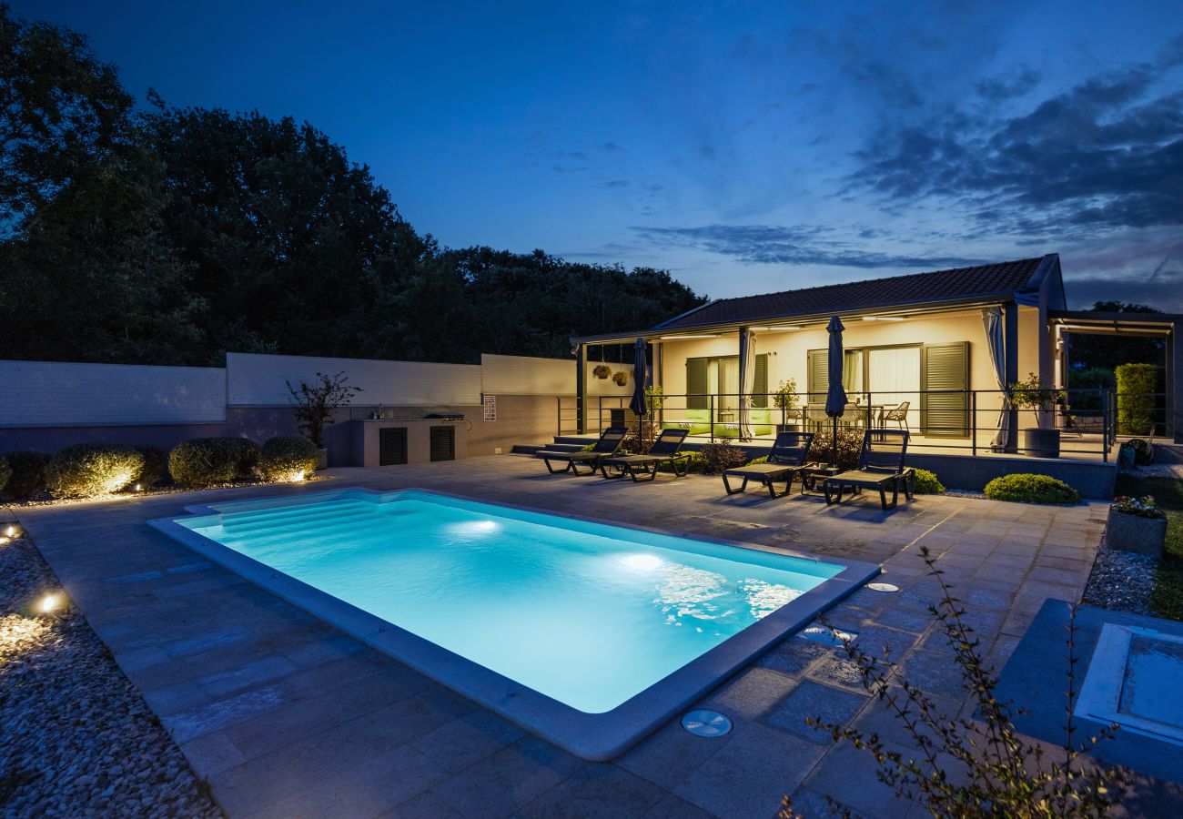 Villa in Rovinj - Villa Jolanda for 4 people near Rovinj with kids playground & large garden - only 850 m from beach