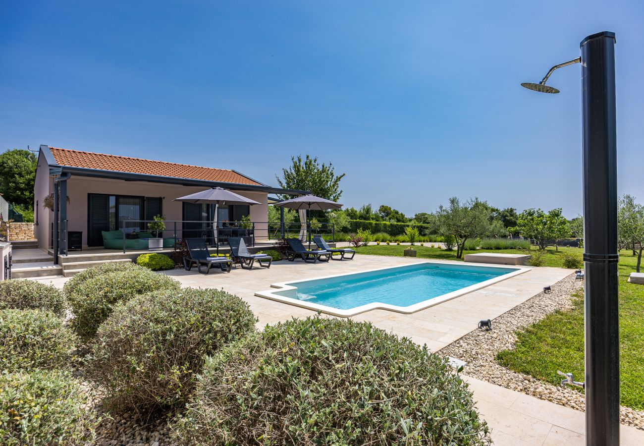 Villa in Rovinj - Villa Jolanda for 4 people near Rovinj with kids playground & large garden - only 850 m from beach