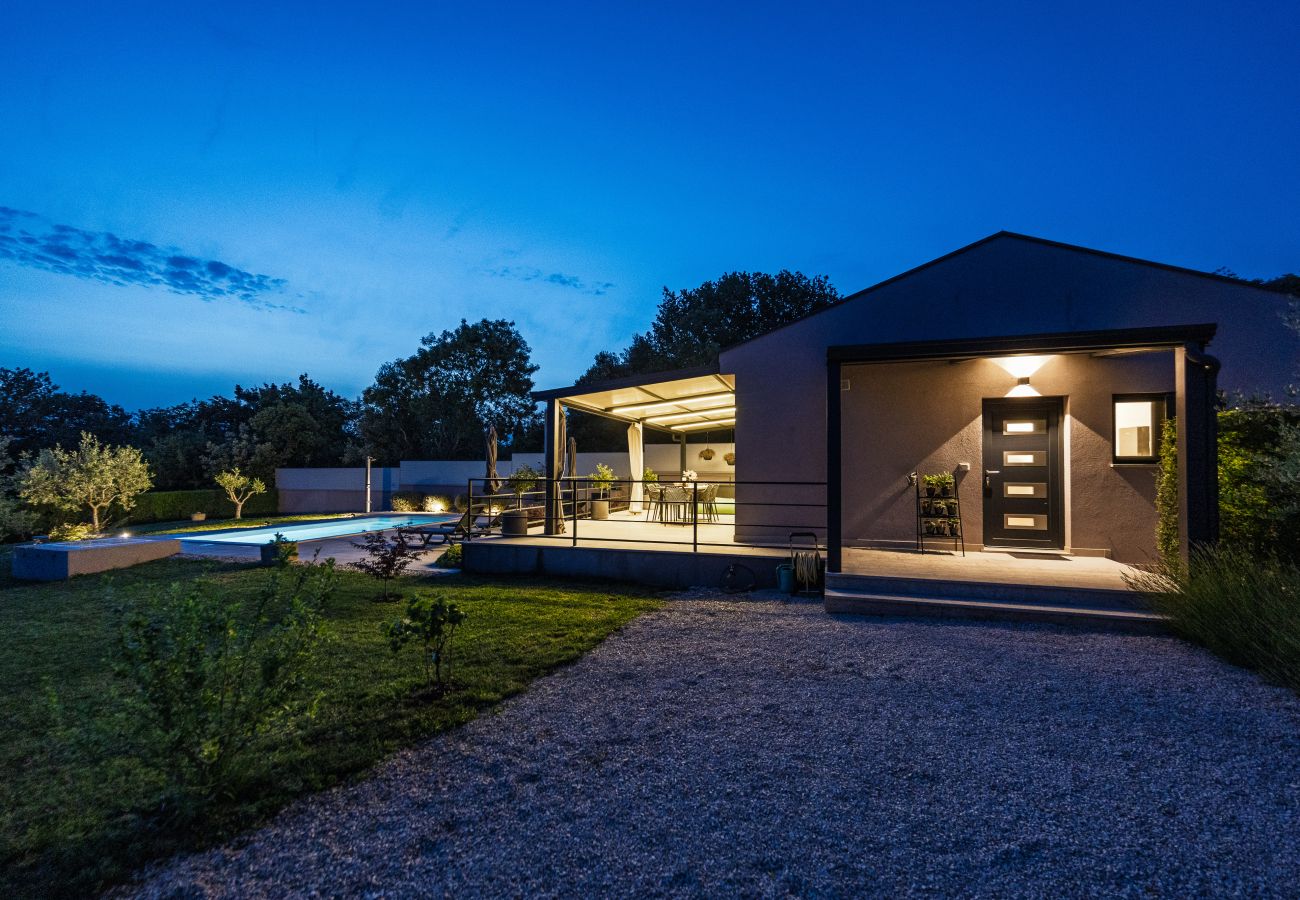 Villa in Rovinj - Villa Jolanda for 4 people near Rovinj with kids playground & large garden - only 850 m from beach
