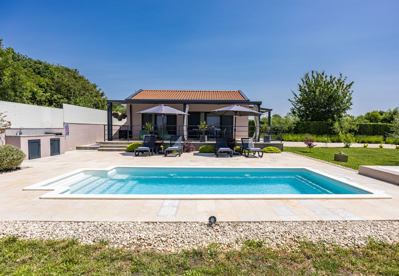 Villa in Rovinj - Villa Jolanda for 4 people near Rovinj with kids playground & large garden - only 850 m from beach