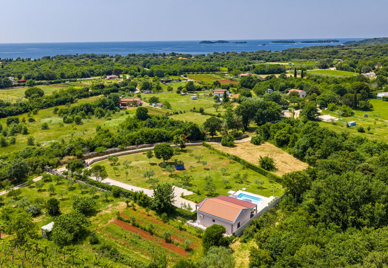 Villa in Rovinj - Villa Jolanda for 4 people near Rovinj with kids playground & large garden - only 850 m from beach