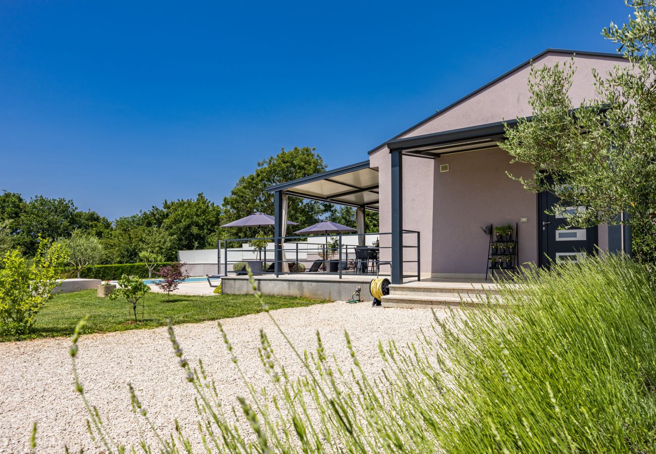 Villa in Rovinj - Villa Jolanda for 4 people near Rovinj with kids playground & large garden - only 850 m from beach
