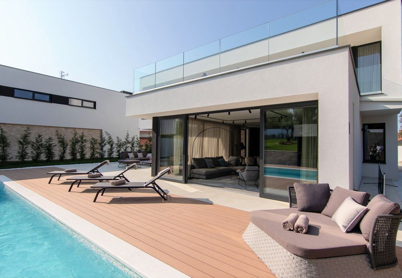 Villa in Rovinjsko Selo - Villa #1 for 8 people near Rovinj with 50 m2 private pool, sauna & pet friendly