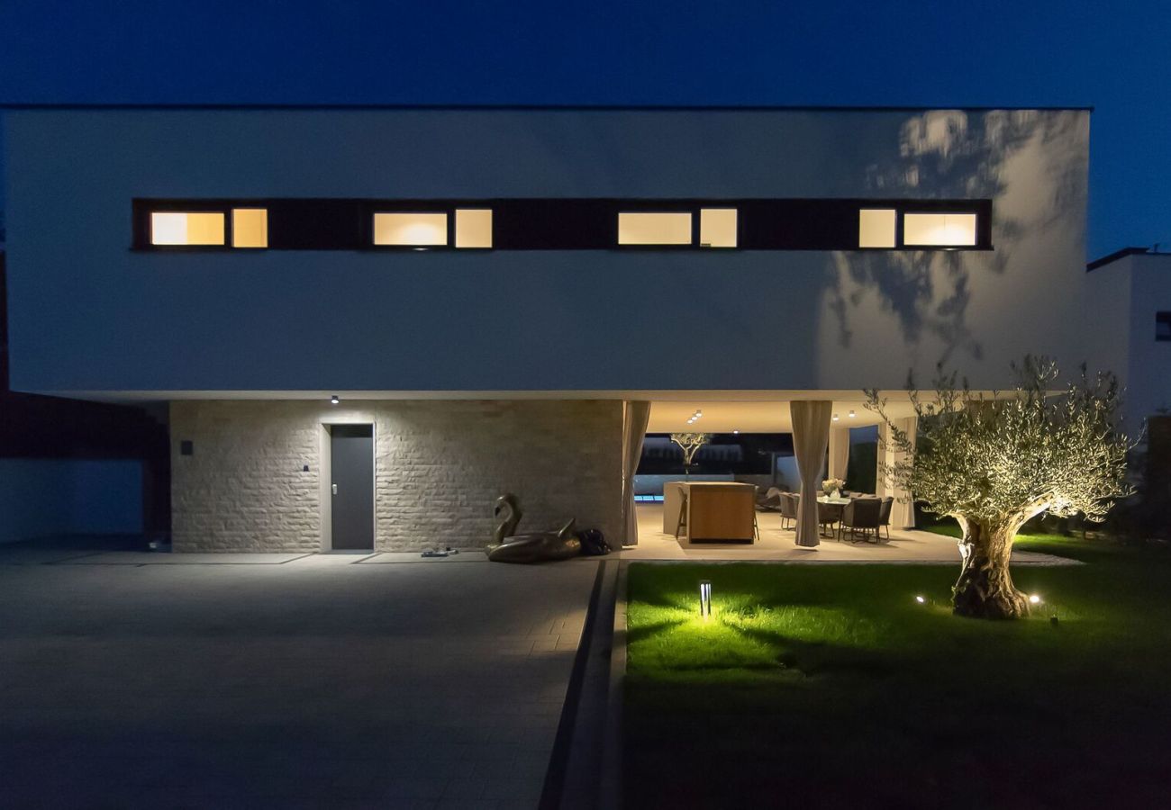 Villa in Rovinjsko Selo - Villa #1 for 8 people near Rovinj with 50 m2 private pool, sauna & pet friendly