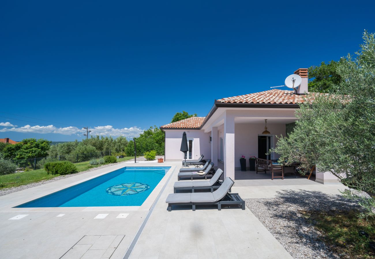 Villa in Viškovici - Villa Tomicich for 6 people with private pool & sea view - only 3 km from beach
