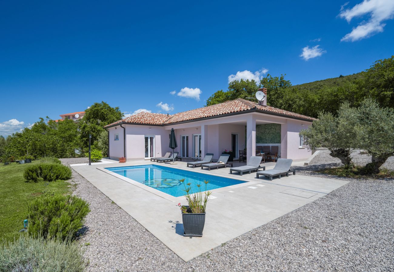 Villa in Viškovici - Villa Tomicich for 6 people with private pool & sea view - only 3 km from beach