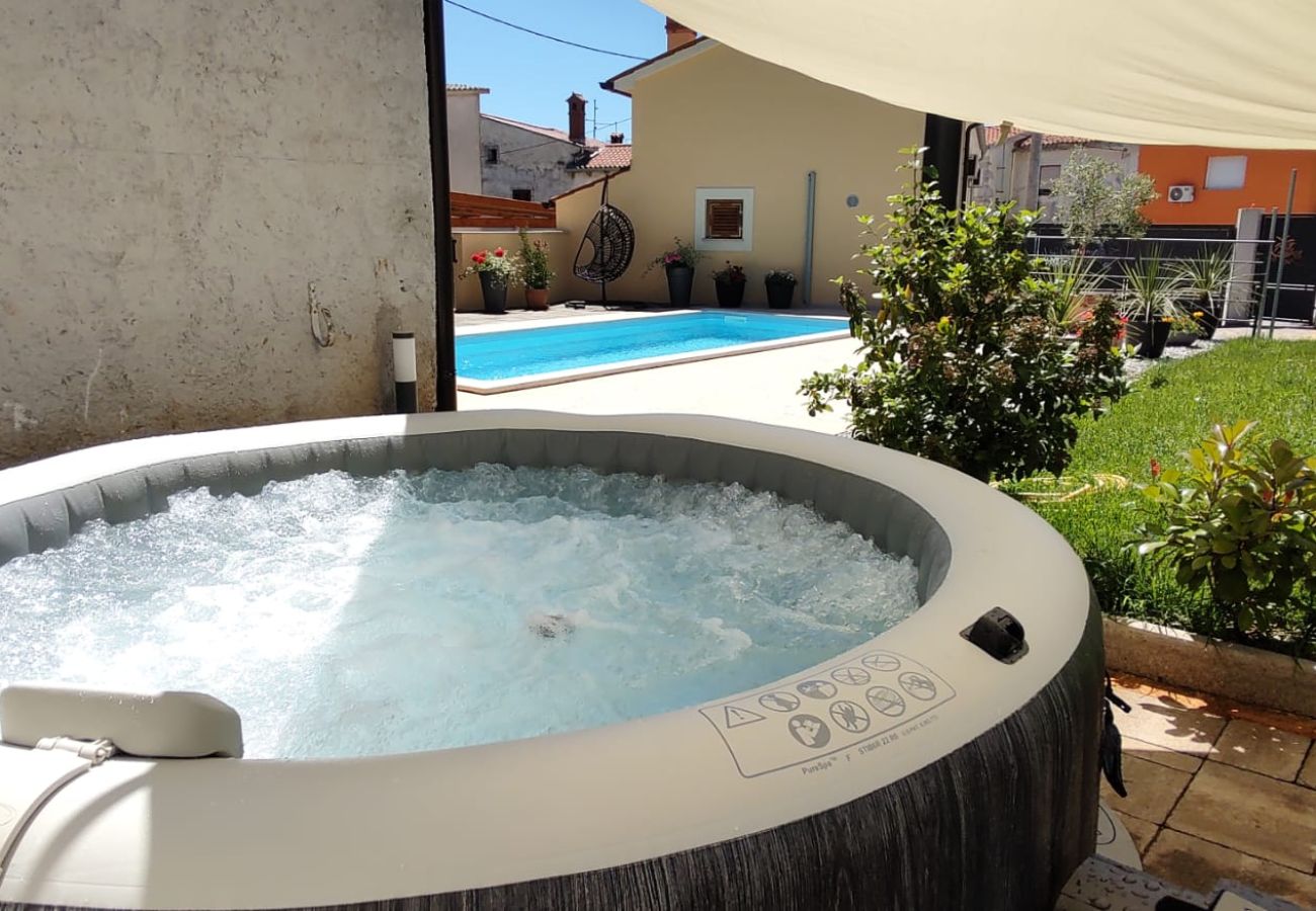Villa in Marcana - Villa Tonin for 6 people near Pula with jacuzzi & children playground