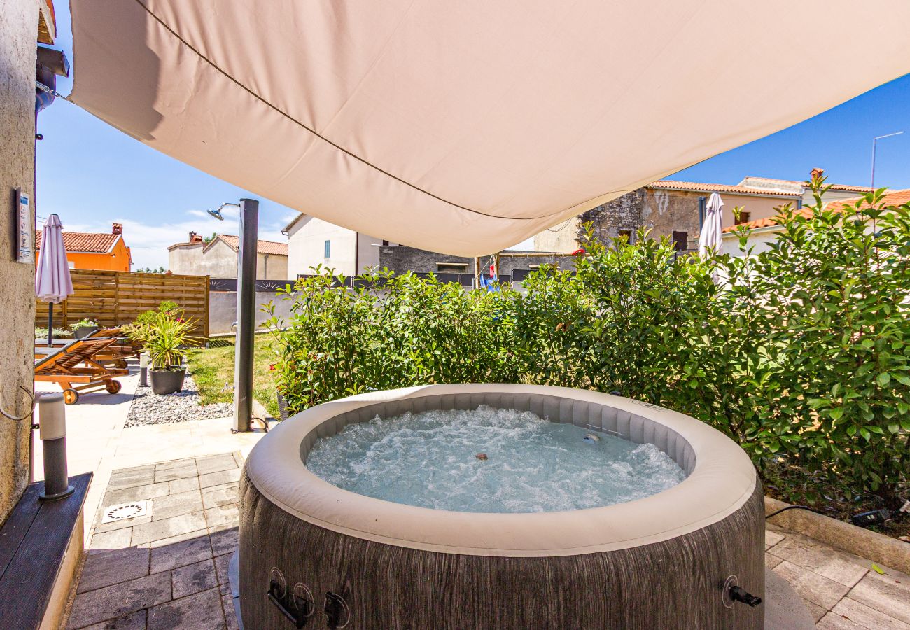 Villa in Marcana - Villa Tonin for 6 people near Pula with jacuzzi & children playground