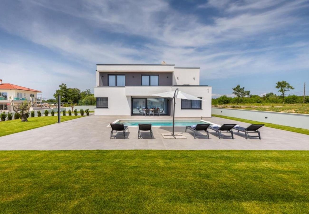 Villa in Juršici - Villa Ana Škicini for 10 people with private pool and sea view near Novigrad