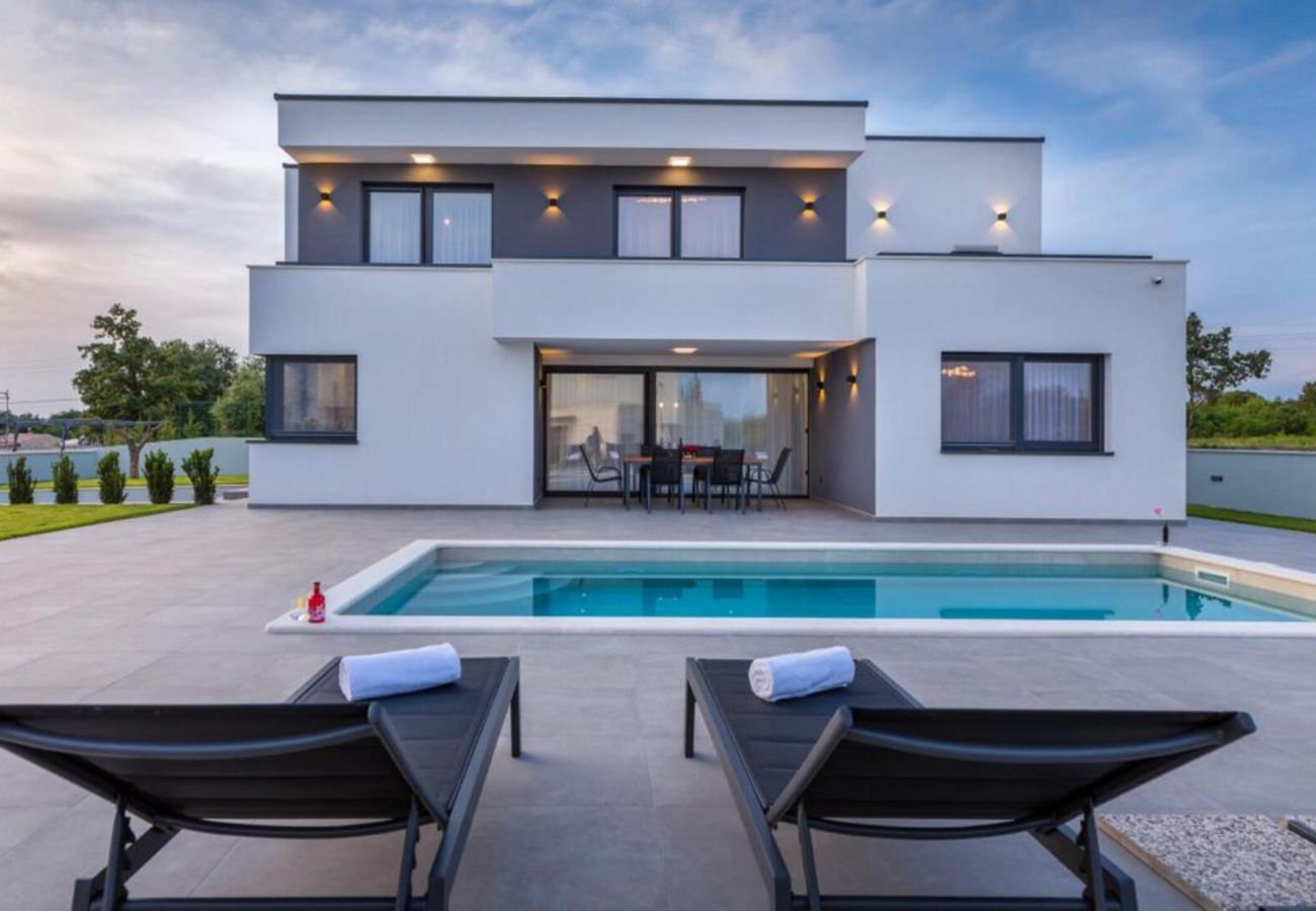 Villa in Juršici - Villa Ana Škicini for 10 people with private pool and sea view near Novigrad