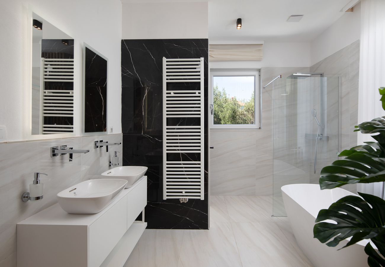 Villa in Medulin - Villa Isla Verde for 10 people with private pool & sauna only 10 meters from the sea
