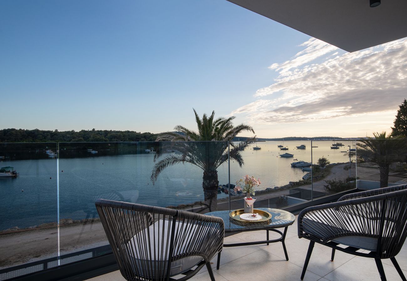 Villa in Medulin - Villa Isla Verde for 10 people with private pool & sauna only 10 meters from the sea