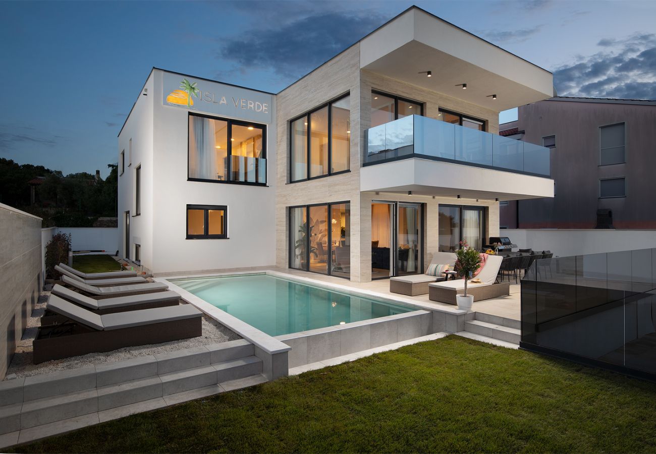 Villa in Medulin - Villa Isla Verde for 10 people with private pool & sauna only 10 meters from the sea