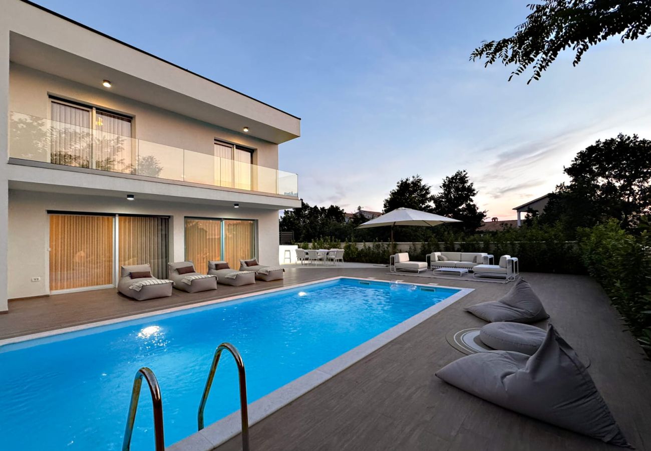 Villa in Bibici - Villa Nobel for 6 adults with private 40 m2 heated pool, outside bar & movie theatre
