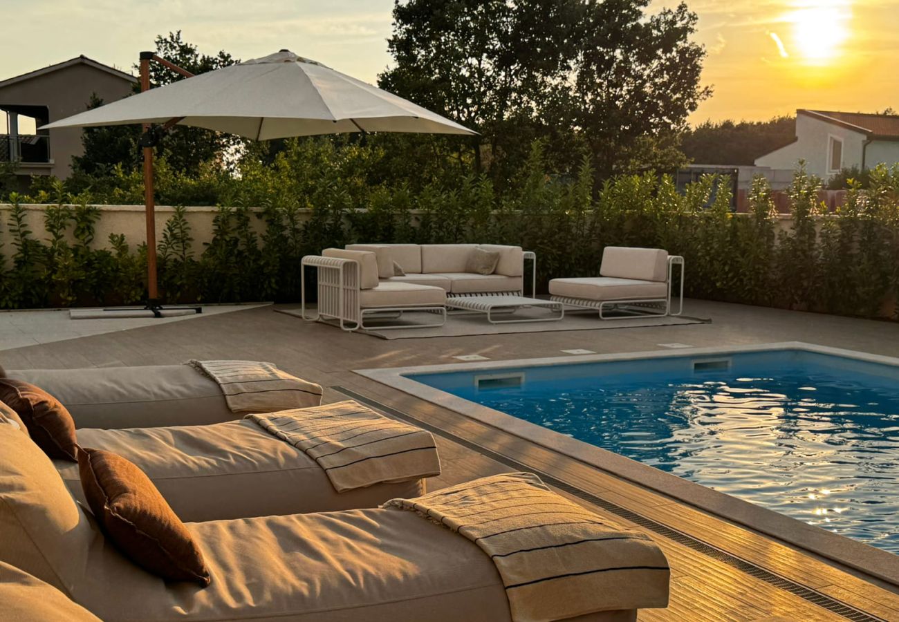 Villa in Bibici - Villa Nobel for 6 adults with private 40 m2 heated pool, outside bar & movie theatre